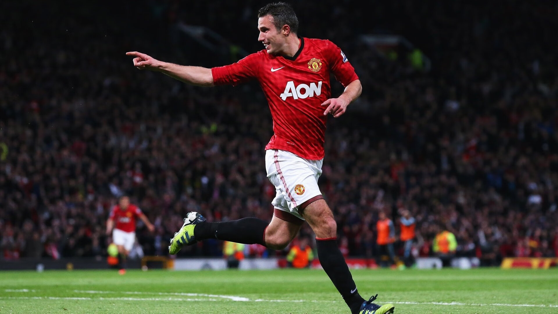 “拜仁启用青训力量,德甲豪门重塑锋线”